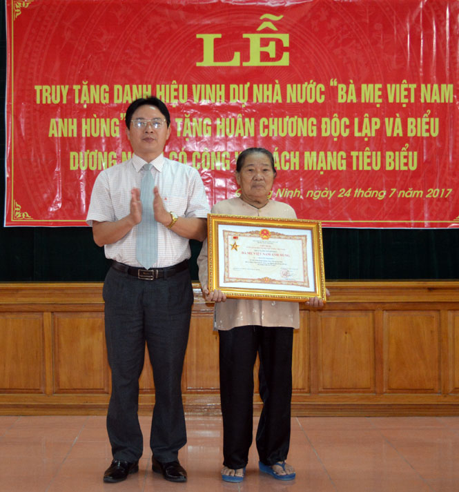  Thừa ủy quyền của Chủ tịch nước, đồng chí Phạm Trung Đông, Q. Chủ tịch UBND huyện Quảng Ninh đã trao tặng danh hiệu 