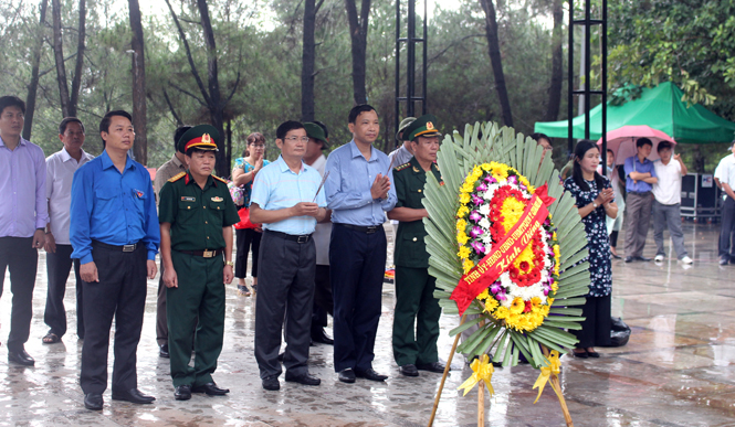 Đồng chí Phó Chủ tịch UBND tỉnh cùng các thành viên trong đoàn dâng hương tại Nghĩa trang liệt sỹ quốc gia Trường Sơn