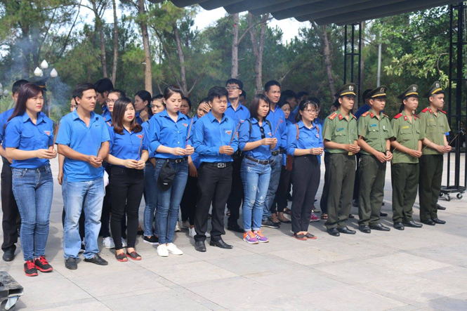 Các đoàn viên thanh niên đang thực hiện lễ viếng và dâng hương tại NTLS Quốc gia Trường Sơn.