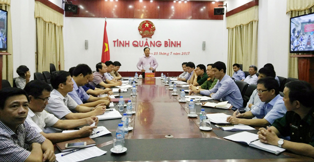 Đồng chí Lê Minh Ngân, Phó Chủ tịch UBND tỉnh, Phó trưởng Ban Thường trực Ban Chỉ huy PCTT và TKCN tỉnh Quảng Bình phát biểu tại hội nghị.