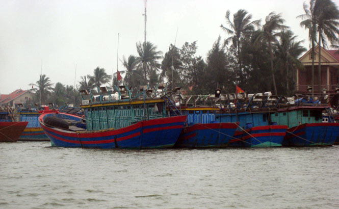 Ngư dân vào bờ và neo đậu tàu thuyền phòng chống với cơn bão số 4 