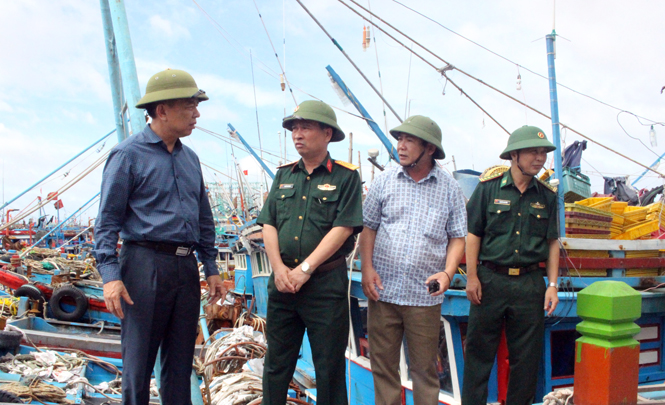  Đồng chí Nguyễn Hữu Hoài kiểm tra công tác bố trí, sắp xếp tàu thuyền tại Khu neo đậu tránh trú bão tàu cá Cửa Gianh.