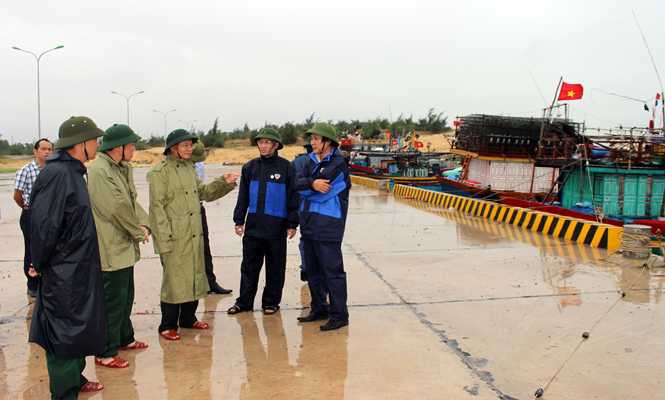  Đồng chí Lê Minh Ngân, Tỉnh ủy viên, Phó chủ tịch UBND tỉnh kiểm tra khu neo đậu thuyền xã Bảo Ninh (TP. Đồng Hới).