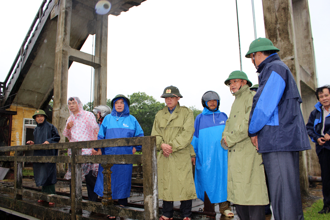 Đồng chí Lê Minh Ngân, Tỉnh ủy viên, Phó Chủ tịch UBND tỉnh kiểm tra tình hình hồ đập Phú Hòa (xã Phú Thủy, huyện Lệ Thủy).