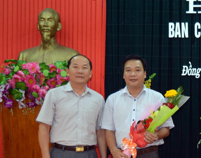 Đồng chí Trần Xuân Vinh, Ủy viên Ban Thường vụ, Trưởng ban Tổ chức Tỉnh ủy tặng hoa chúc mừng đồng chí Nguyễn Thanh Long.