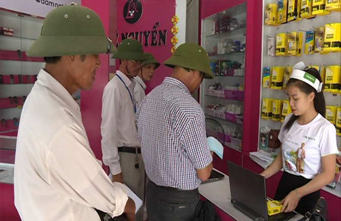  Cán bộ thuế huyện Quảng Trạch kiểm tra hóa đơn chứng từ các cơ sở kinh doanh.