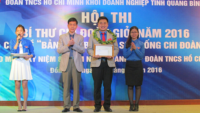 Lãnh đạo Đảng ủy Khối Doanh nghiệp tỉnh trao thưởng cho thí sinh đạt thành tích cao trong hội thi Bí thư Đoàn giỏi do Đoàn Khối tổ chức.