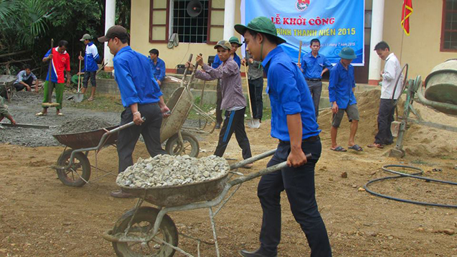 Lực lượng ĐVTN Đoàn Khối Doanh nghiệp tỉnh tham gia xây dựng nông thôn mới ở huyện Minh Hóa.  Trong ảnh: (Khởi công công trình sân bóng chuyền tại xã Hóa Thanh).