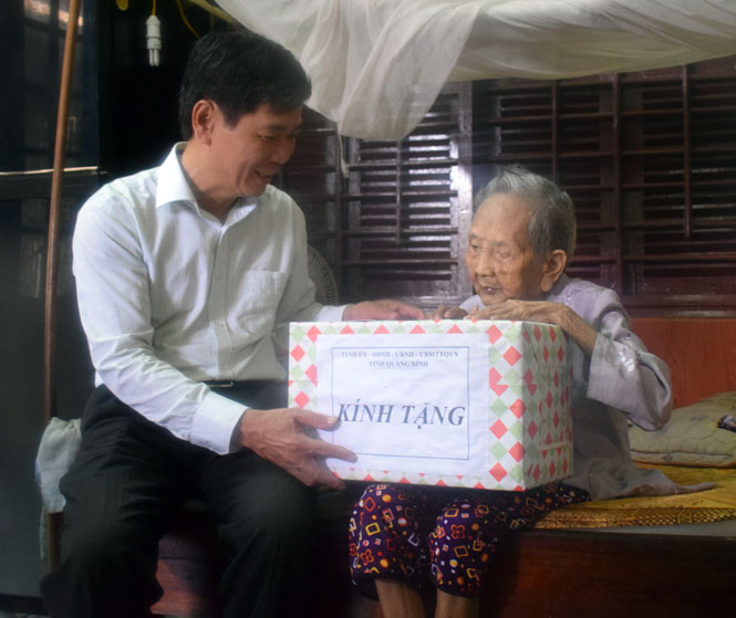 Đồng chí Lê Văn Phúc, UVTV Tỉnh ủy, Bí thư Thành ủy Đồng Hới thăm và tặng quà mẹ Liệt sỹ Phan Thị Vừa ở xã Đức Ninh.