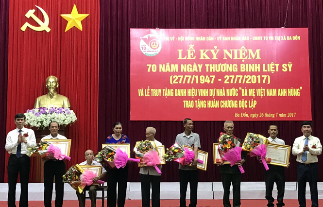 - Thừa ủy quyền của Chủ tịch nước, đại diện lãnh đạo thị xã Ba Đồn truy tặng danh hiệu vinh dự Nhà nước “Bà mẹ Việt Nam Anh hùng” cho thân nhân các bà mẹ