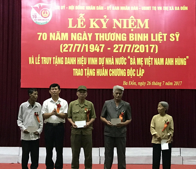Đồng chí Nguyễn Ngọc Phương, Tỉnh uỷ viên, Phó Trưởng đoàn Đại biểu Quốc hội tỉnh tặng quà cho người có công tiêu biểu trên địa bàn thị xã Ba Đồn