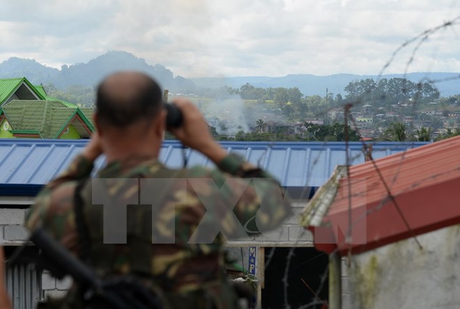 Binh sỹ Philippines làm nhiệm vụ trong cuộc chiến chống khủng bố tại Marawi ngày 26-6. (Nguồn: AFP/TTXVN)