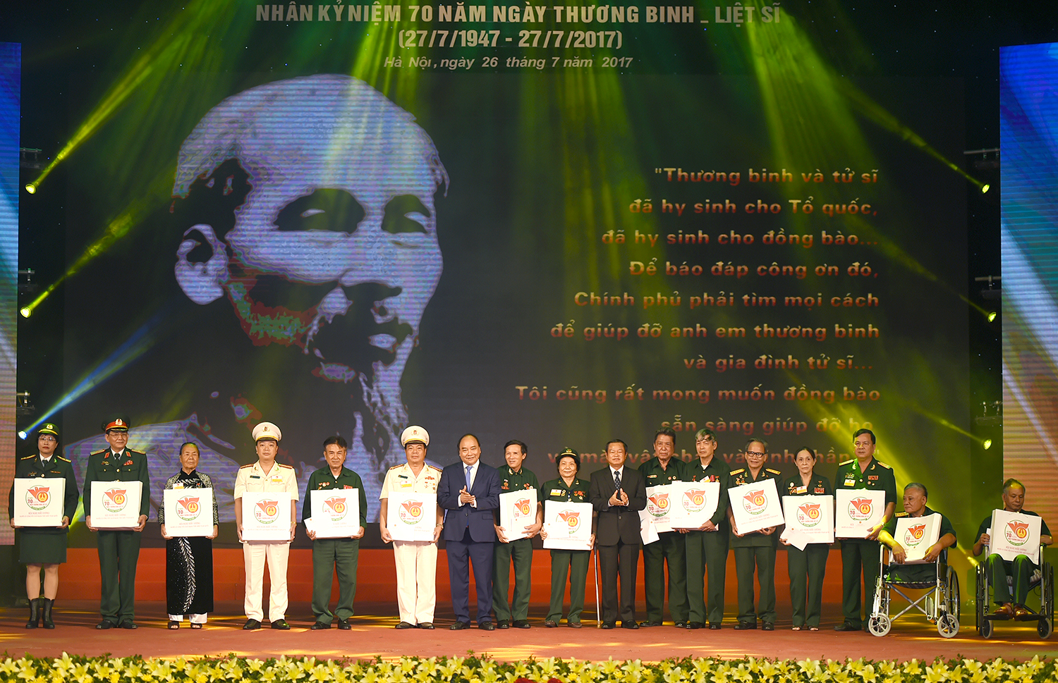 Thủ tướng Nguyễn Xuân Phúc tặng quà cho các đại biểu người có công. - Ảnh: VGP/Quang Hiếu
