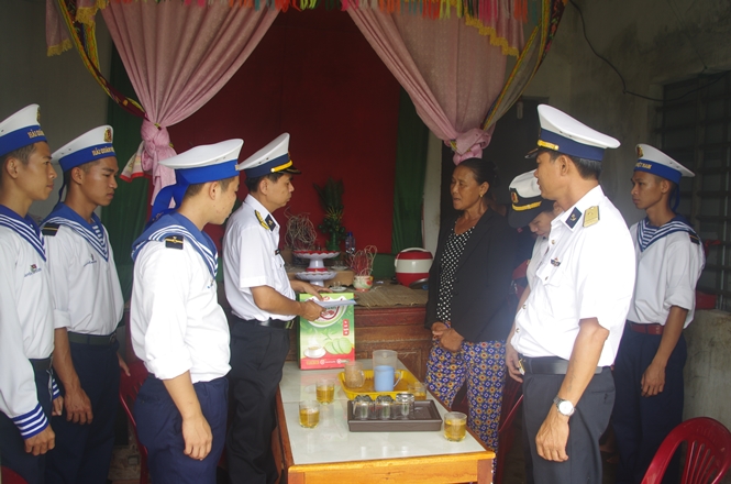 Các chiến sỹ Trạm Ra đa 535 thuộc Trung Đoàn 351, Vùng 3 Hải Quân - Quân chủng Hải Quân thăm và tặng quà cho các gia đình chính sách ở xã Quảng Đông (Quảng Trạch).