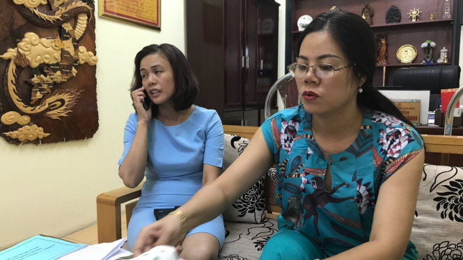 Bà Nguyễn Thị Thúy Hà (bên trái ảnh) đã bị đình chỉ công tác trong 3 ngày