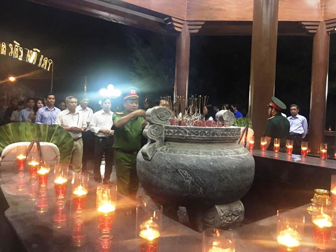 Lễ thắp nến tri ân và dâng hương tại nhà bia ghi tên liệt sỹ thị xã Ba Đồn