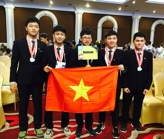 Năm chàng trai của Đội tuyển Việt Nam tại In-đô-nê-xi-a.