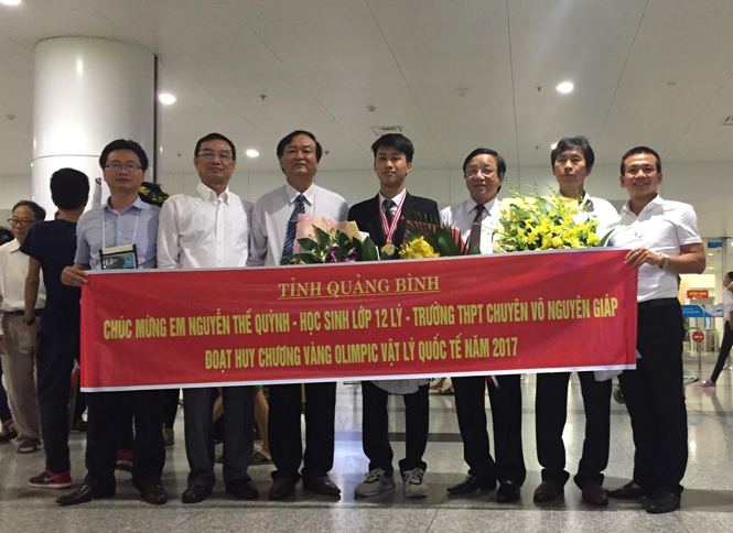 Lãnh đạo ngành GD-ĐT đón Nguyễn Thế Quỳnh tại sân bay quốc tế Nội Bài (Hà Nội).