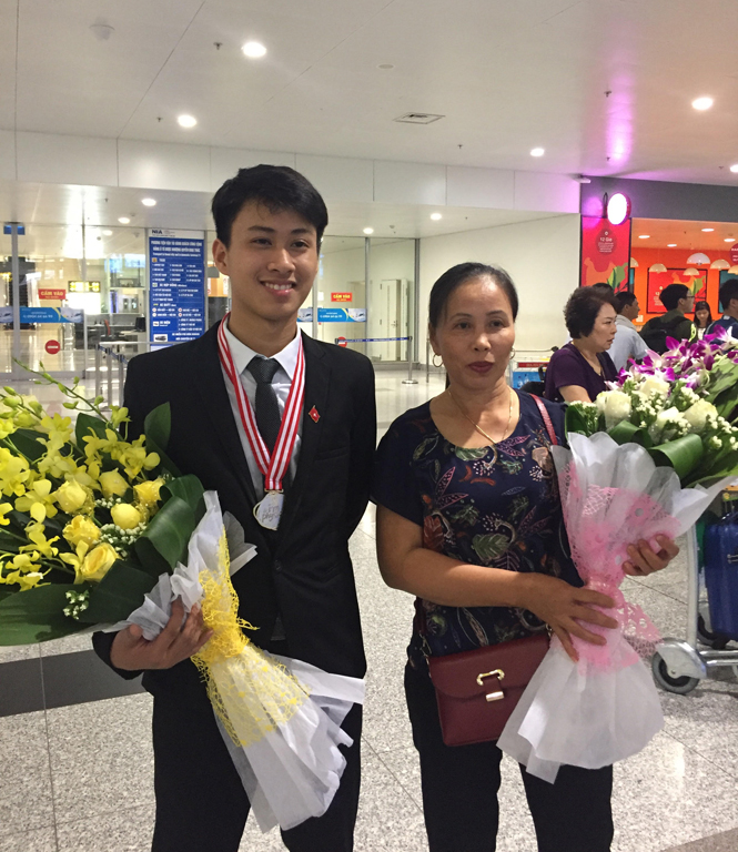 Thế Quỳnh chia sẻ niềm vui cùng mẹ tại sân bay.