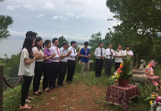 Trên đường từ Hà Nội trở về Nguyễn Thế Quỳnh đã cùng lãnh đạo nhà trường vào kính cẩn thắp hương báo công với Đại tướng Võ Nguyên Giáp tại Vũng Chùa - Đảo Yến.