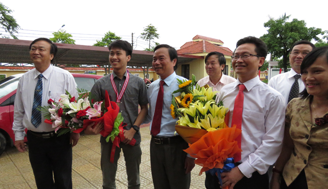 Các thầy cô giáo vui mừng chào đón chủ nhân hai HCV Quốc tế vừa về tới trường.