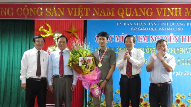 Đồng chí Bí thư Tỉnh ủy cùng lãnh đạo ngành GD-ĐT, Chủ tịch Hội đồng hương Quảng Bình tại Hà Nội chúc mừng em Nguyễn Thế Quỳnh.