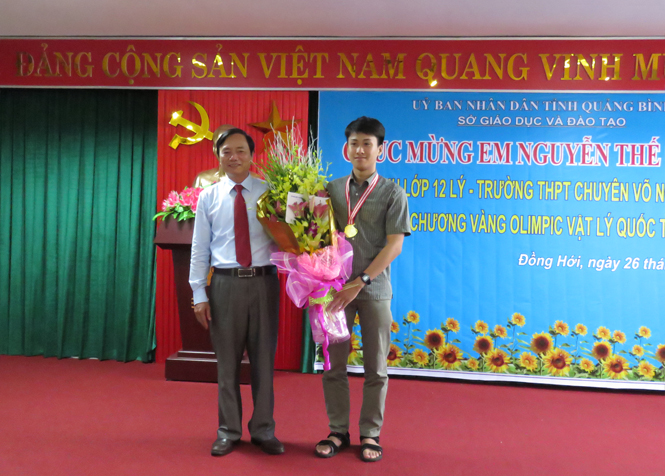 Đồng chí Đinh Quý Nhân, TUV, Giám đốc Sở GD-ĐT tặng hoa và phần thưởng chúc học sinh Nguyễn Thế Quỳnh.