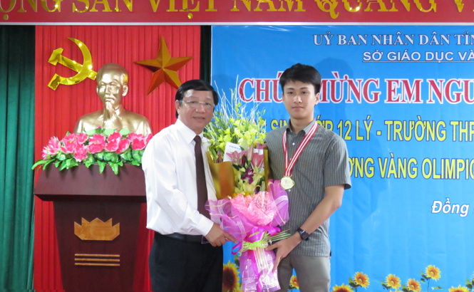 Thầy Hoàng Thanh Cảnh, Hiệu trưởng Trường THPT chuyên Võ Nguyên Giáp vui mừng đón học trò vàng trở về từ In-đô-nê-xi-a.