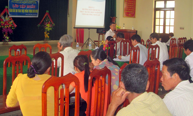 Hội viên nông dân huyện Quảng Ninh đang tham gia lớp tập huấn về bảo đảm an toàn thực phẩm trong chăn nuôi.