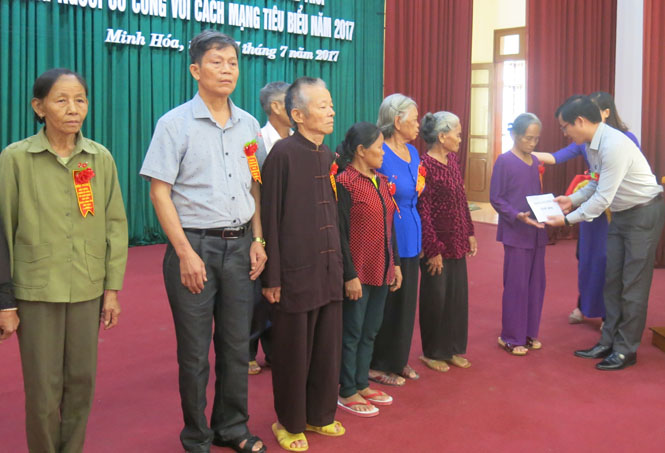 Đồng chí Hoàng Hữu Thái, Tổng Biên tập Báo Quảng Bình trao quà cho các gia đình chính sách tại huyện Minh Hóa.