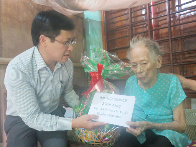 Lãnh đạo Báo Quảng Bình trao tiền phụng dưỡng cho Mẹ Việt Nam Anh hùng Cao Thị Tuyết.