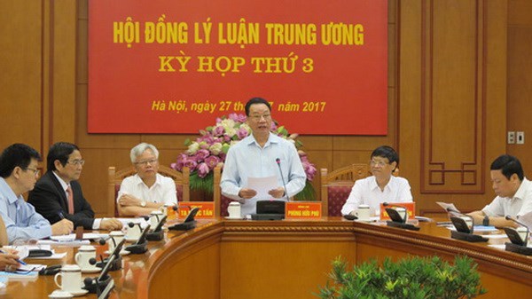 Phó Chủ tịch Thường trực Hội đồng Lý luận Trung ương Phùng Hữu Phú phát biểu tại kỳ họp. (Nguồn: dangcongsan.vn)