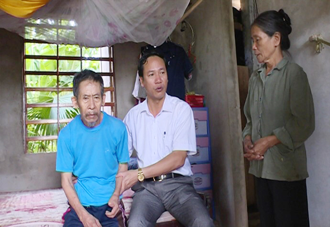 Lãnh đạo huyện Quảng Trạch thăm hỏi thân nhân gia đình liệt sỹ ở xã Cảnh Dương.