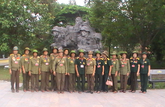 Trung đội nữ công binh thép chụp ảnh lưu niệm tại Nghĩa trang liệt sĩ Trường Sơn.