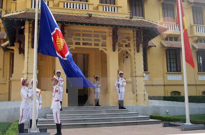 Lễ Thượng cờ ASEAN nhân dịp kỷ niệm 21 năm ngày Việt Nam gia nhập ASEAN. (Ảnh: Nguyễn Khang/TTXVN)