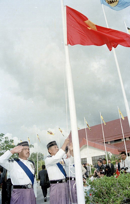 Lễ kết nạp Việt Nam là thành viên chính thức thứ 7 của Hiệp hội các Quốc gia Đông Nam Á (ASEAN), ngày 28-7-1995 tại Thủ đô Bandar Seri Begawan (Brunei). (Ảnh: Trần Sơn/TTXVN)