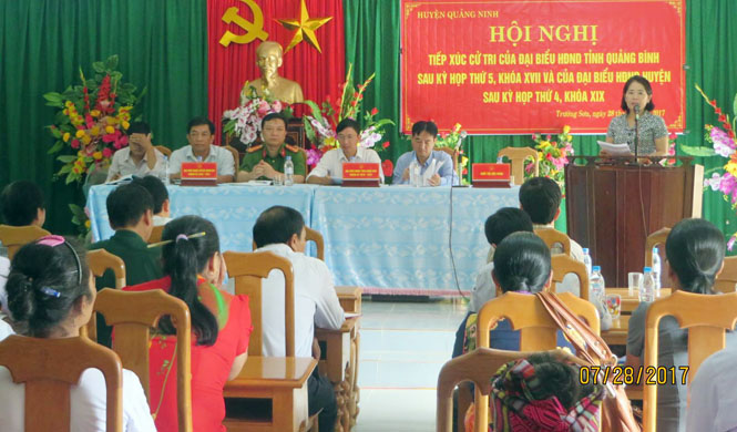 Đại biểu HĐND tỉnh và đại biểu HĐND huyện Quảng Ninh tiếp xúc với cử tri xã Trường Sơn