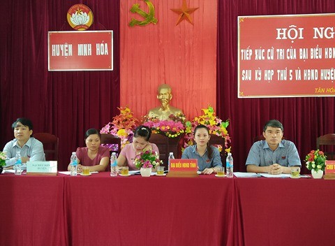 Các đại biểu HĐND tỉnh đang tiếp xúc cư tri tại xã Tân Hóa
