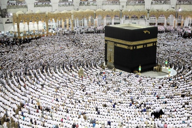 Các tín đồ Hồi giáo cầu nguyện tại Thánh địa Mecca ngày 23-6. (Nguồn: AFP/TTXVN)