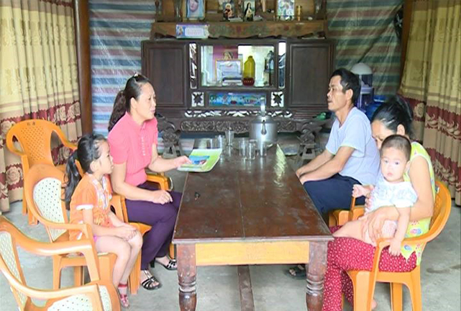 Chị Nguyễn Thị Thu Hiền đến tại hộ gia đình để tuyên truyền về chính sách DS- KHHGĐ.