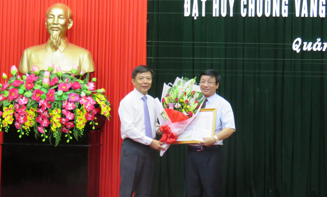 Đồng chí Chủ tịch UBND tỉnh tặng Bằng khen và phần thưởng cho tập thể Trường THPT chuyên Võ Nguyên Giáp vì đã có thành tích trong giáo dục, bồi dưỡng học sinh Nguyễn Thế Quỳnh - giành hai huy chương Vàng Quốc tế.