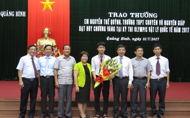 Các đồng chí lãnh đạo tỉnh chúc mừng học sinh Nguyễn Thế Quỳnh, Trường THPT chuyên Võ Nguyên Giáp và Tổ Vật lý.