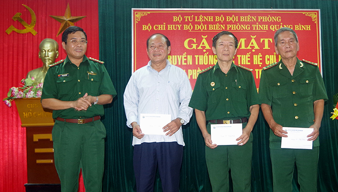  Đồng chí Chỉ huy trưởng BĐBP Quảng Bình Phạm Xuân Diệu tặng quà cho Ban liên lạc truyền thống BĐBP 3 tỉnh Quảng Bình, Quảng Trị và Thừa Thiên-Huế.