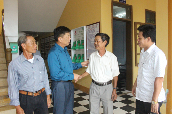  Đồng chí Nguyễn Hữu Hoài, Phó Bí thư Tỉnh ủy, Chủ tịch UBND tỉnh nói chuyện với cử tri huyện Lệ Thủy.