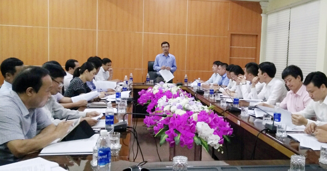 Đồng chí Đinh Quang Hiếu, Giám đốc NHNN chi nhánh Quảng Bình chỉ đạo ngành ngân hàng tích cực, chủ động thực hiện các giải pháp mở rộng tín dụng an toàn, hiệu quả.