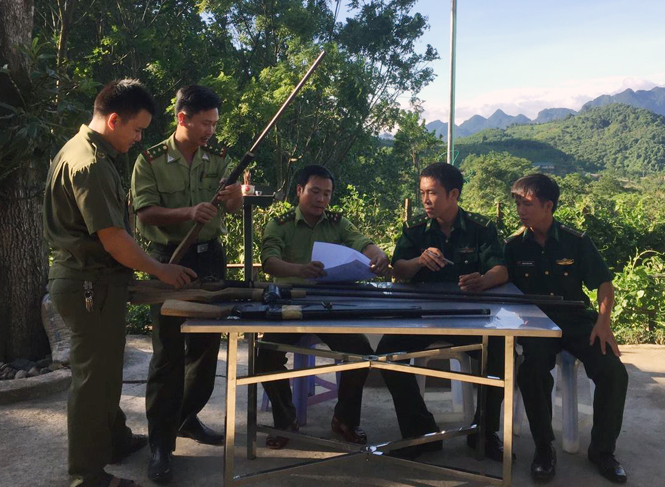 Trạm Kiểm lâm Hóa Sơn và các lực lượng chức năng tiếp nhận các khẩu súng tự chế.