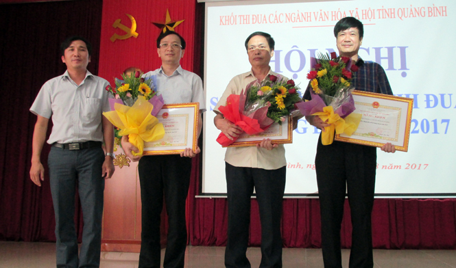 Thừa ủy quyền của Chủ tịch UBND tỉnh, đại diện lãnh đạo Ban Thi đua-Khen thưởng tỉnh trao bằng khen cho những đơn vị có nhiều thành tích trong công tác thi đua năm 2016.