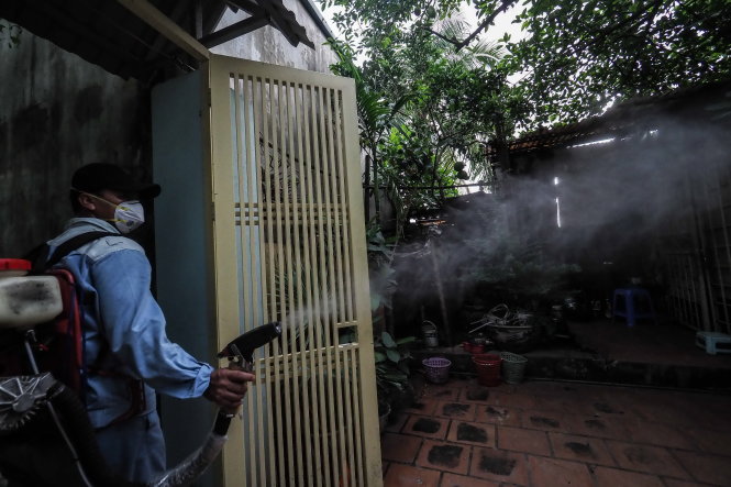  Phun thuốc trừ muỗi cũng là một trong những biện pháp phòng chống sốt xuất huyết - Ảnh: N.KHÁNH
