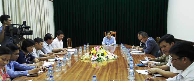 Đồng chí Nguyễn Xuân Quang, Ủy viên Ban Thường vụ Tỉnh ủy, Phó Chủ tịch Thường trực UBND tỉnh chủ trì buổi làm việc với Ngân hàng xuất khẩu Hàn Quốc.