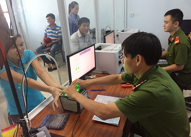 CBCS Đội Quản lý hành chính về TTXH Công an huyện Quảng Ninh hướng dẫn người dân làm thẻ căn cước công dân.